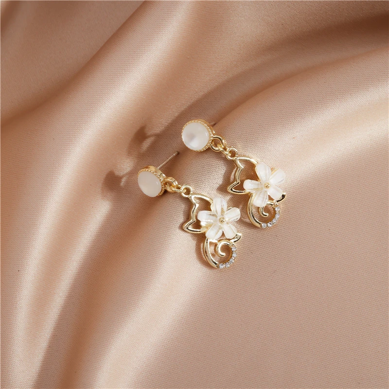 Cute Hollow Crystal Cartoon Cat Stud Earrings for Women Flower Dangle Earrings Girls Femme Brincos Birthday Party Jewelry Gifts
Cute Hollow Crystal Cartoon Cat Stud Earrings for Women Flower Dangle Earrings Girls Femme Brincos Birthday Party Jewelry Gifts