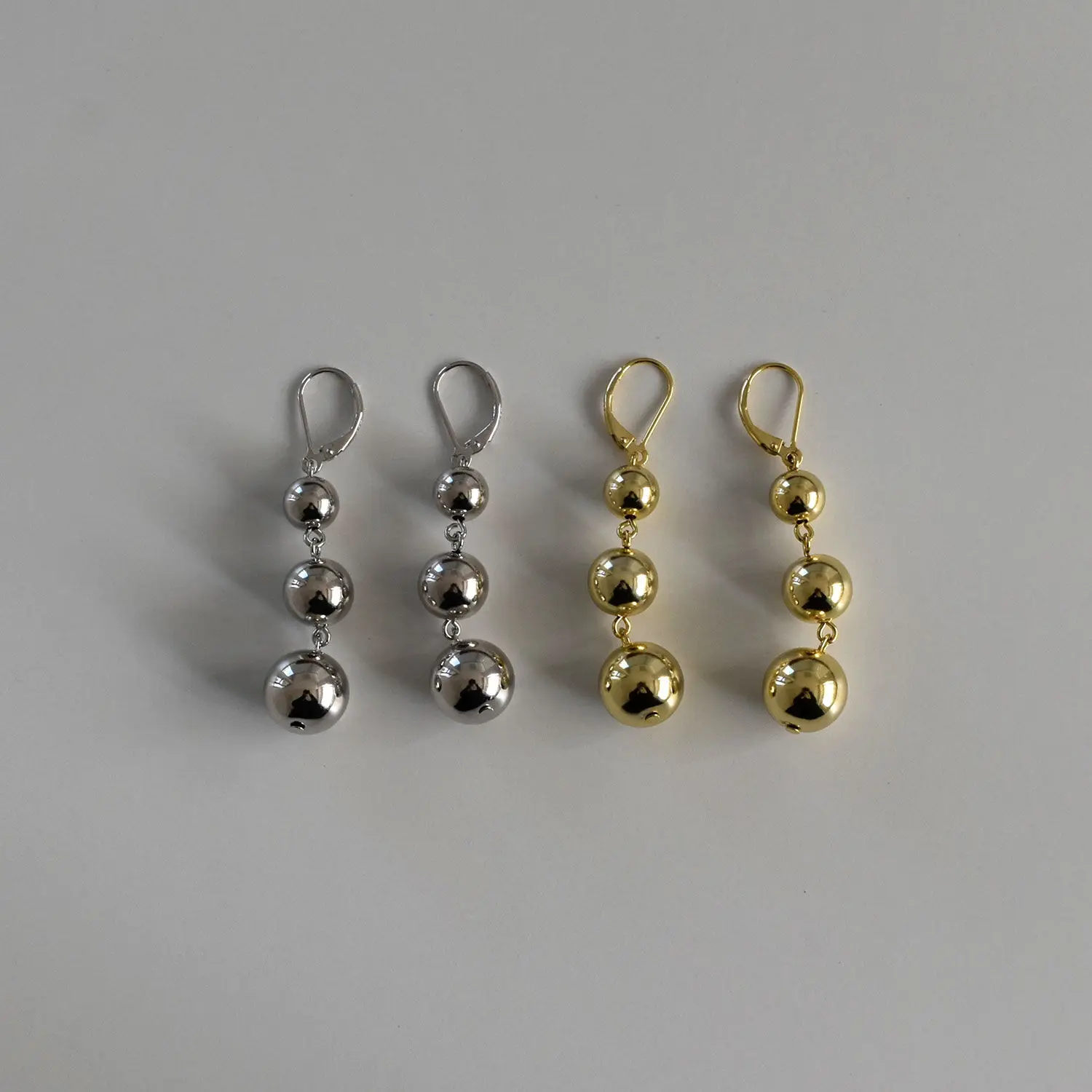 S925 серебро круглые бусины уха Пряжка ins Простой Онлайн как у знаменитостей, дизайнерские европейский стиль три серебряных биссерных серьги
S925 серебро круглые бусины уха Пряжка ins Простой Онлайн как у знаменитостей, дизайнерские европейский стиль три серебряных биссерных серьги