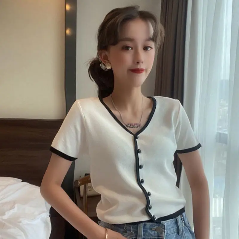 Summer 2020 new retro slim v-neck short knitted jacket Joker design short sleeve T-shirt women tide
Summer 2020 new retro slim v-neck short knitted jacket Joker design short sleeve T-shirt women tide