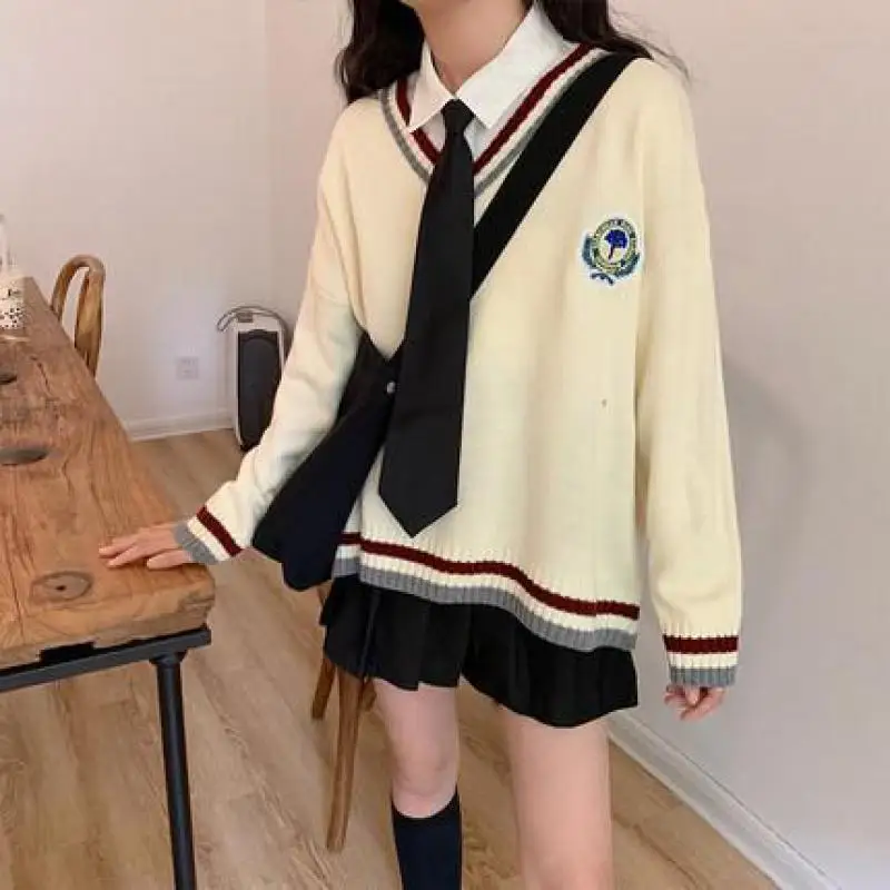 Women Sweater Pullover 2020 Autumn New Fashion Knit Embroidery V Neck Cute Girl Loose Casual British Style Sweater Top Outerwear
Women Sweater Pullover 2020 Autumn New Fashion Knit Embroidery V Neck Cute Girl Loose Casual British Style Sweater Top Outerwear