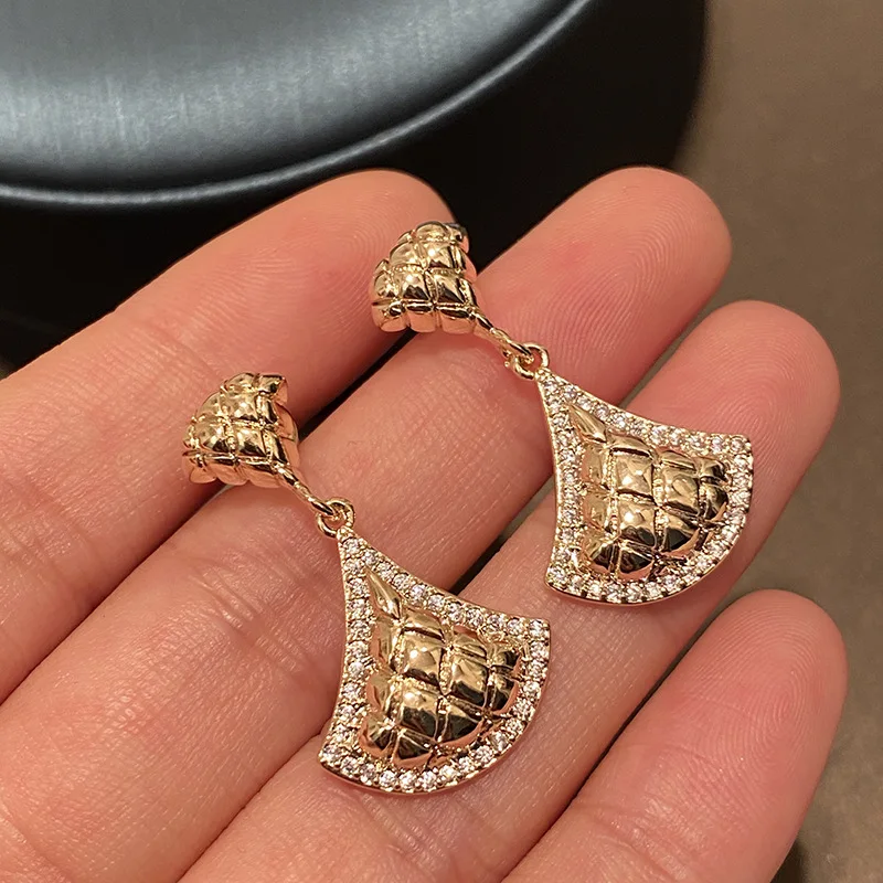 Luxury grid fan dress shape design pendant elegant drop earrings gold plated zircon cz crystal stone vintage dangling earings
Luxury grid fan dress shape design pendant elegant drop earrings gold plated zircon cz crystal stone vintage dangling earings