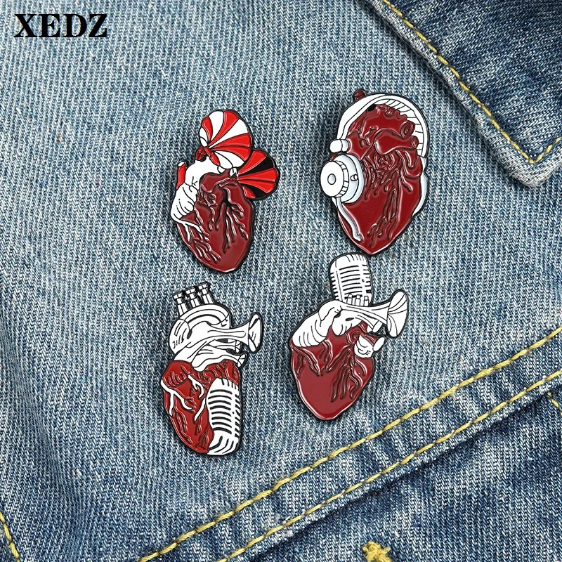 XEDZ Red Heart Enamel Brooch Phonograph Headset Microphone Music Classic Custom Metal Pins Turkish Costume Lapel Badge Jewelry
XEDZ Red Heart Enamel Brooch Phonograph Headset Microphone Music Classic Custom Metal Pins Turkish Costume Lapel Badge Jewelry