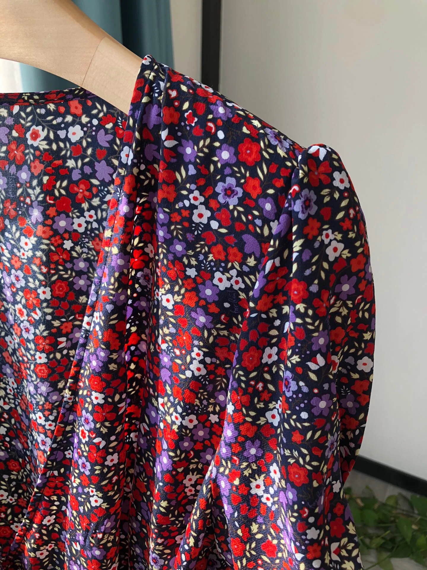 Classic French One Piece Wrapped Tea Break Dress Large V-neck Women's Sexy Floral Print Silk Dress
Classic French One Piece Wrapped Tea Break Dress Large V-neck Women's Sexy Floral Print Silk Dress