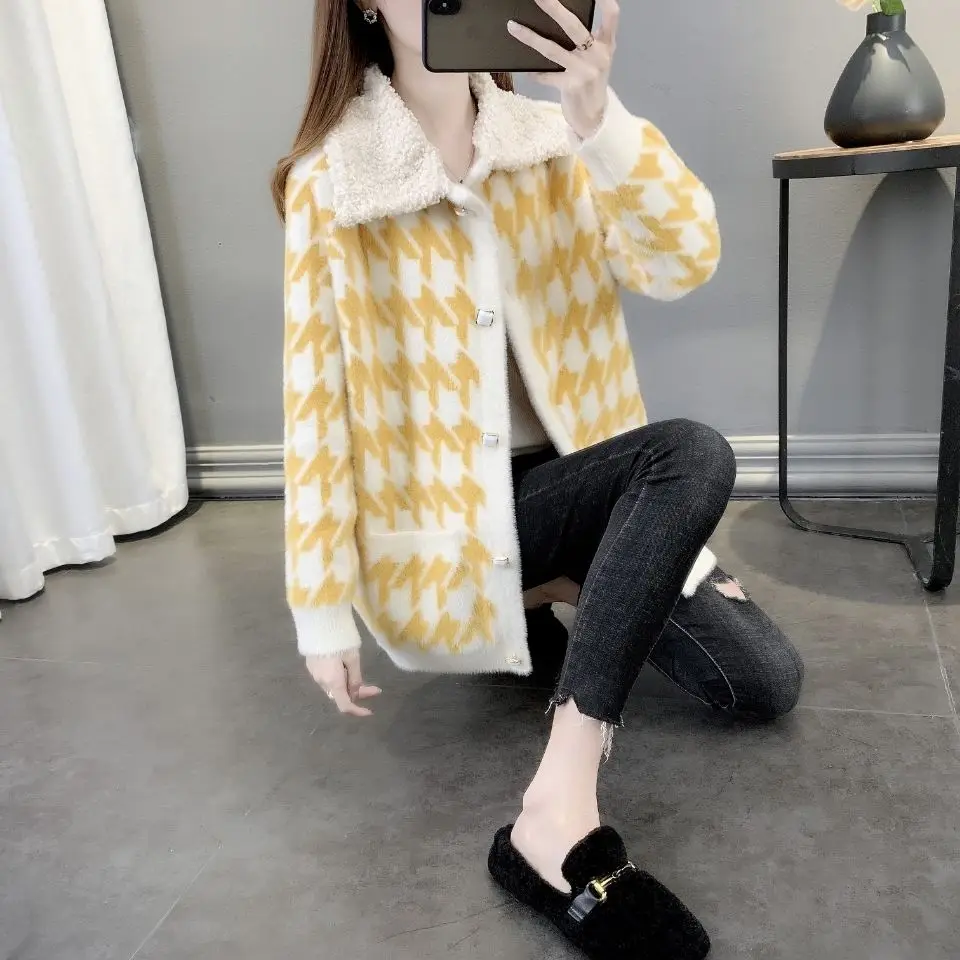 Autumn and winter knitted cardigan new loose and thickened splicing sweater jacket for women
Autumn and winter knitted cardigan new loose and thickened splicing sweater jacket for women