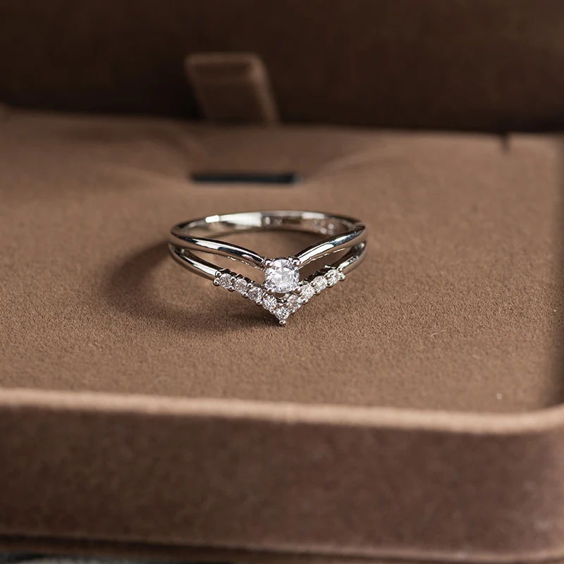Обручальные классические кольца серебряного цвета с кубическим цирконием для