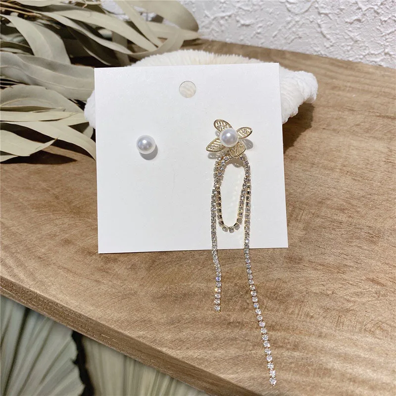 Korean Asymmetric Petal Pearl Long Earrings Temperament Two Earrings Women's Fashion Earrings
Korean Asymmetric Petal Pearl Long Earrings Temperament Two Earrings Women's Fashion Earrings