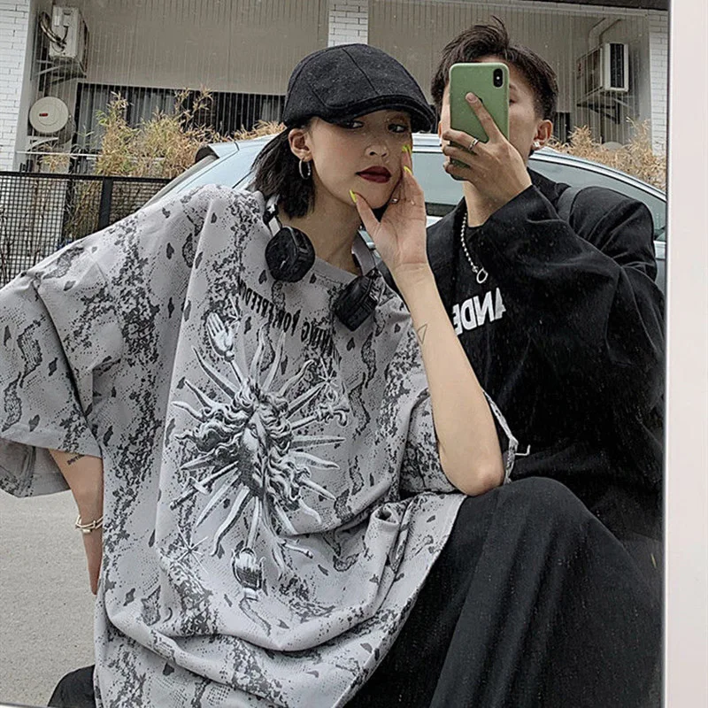 Western Style Hot Streetwear Portrait Printing Female Retro Couple BF Wind Loose Short-Sleeved T-Shirt 2020 Summer Clothe Women
Western Style Hot Streetwear Portrait Printing Female Retro Couple BF Wind Loose Short-Sleeved T-Shirt 2020 Summer Clothe Women