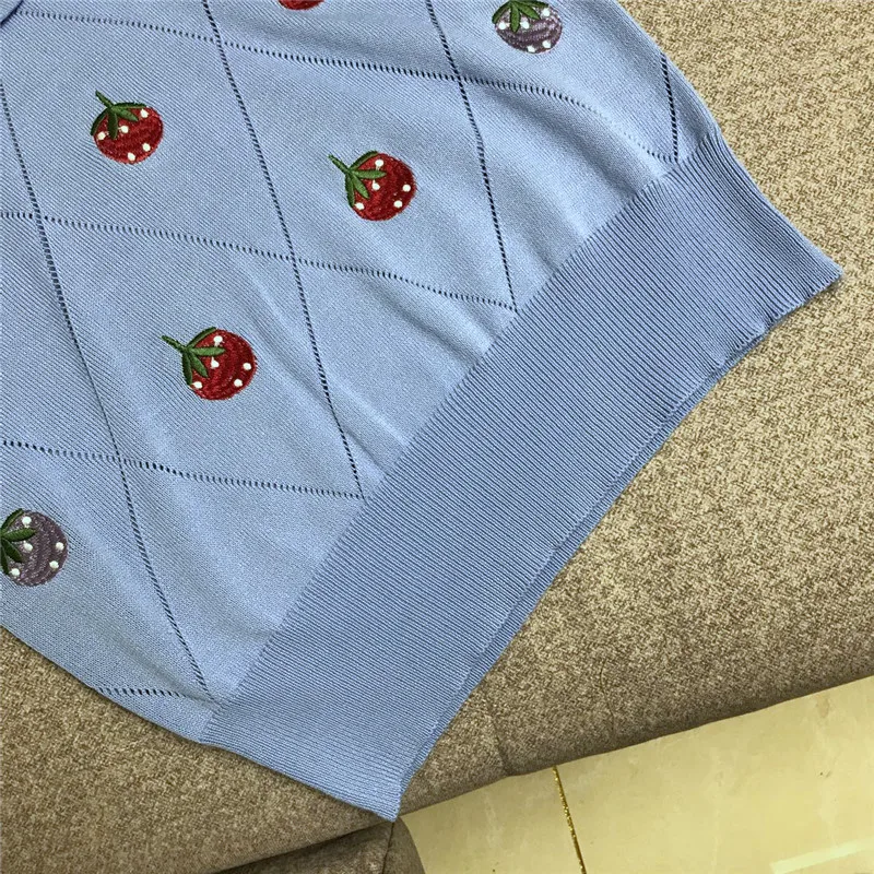 Luxury Brand Designer Knitted Pullovers for Women Bow Collar Argyle Hollow Out Embroidery Strawberry Knitted Sweater
Luxury Brand Designer Knitted Pullovers for Women Bow Collar Argyle Hollow Out Embroidery Strawberry Knitted Sweater