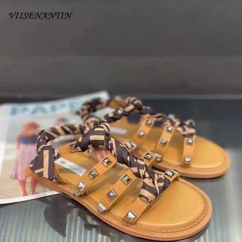 Open-toed Leather Rivets Lace-up All-match Fashion Niche Sandals Flat-bottomed Buckle Straps Low-top Rear Air-wearing Sandals
Open-toed Leather Rivets Lace-up All-match Fashion Niche Sandals Flat-bottomed Buckle Straps Low-top Rear Air-wearing Sandals