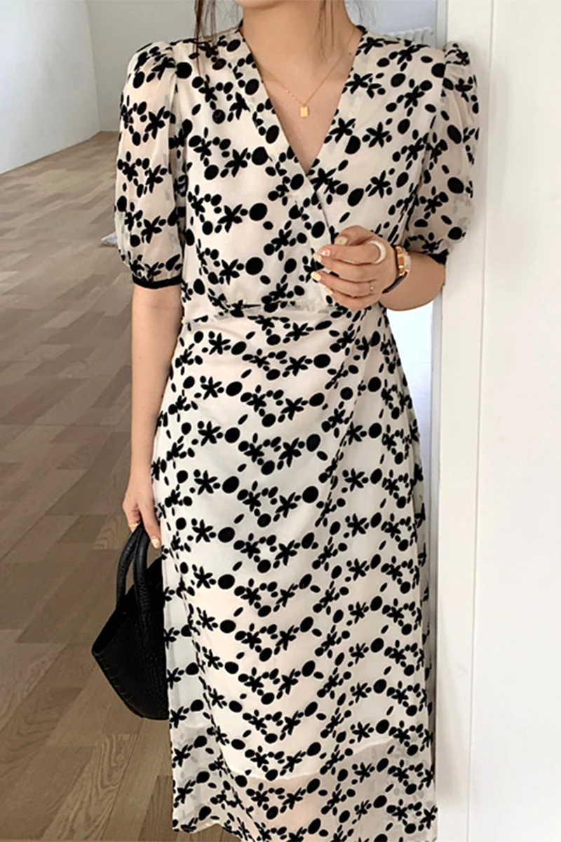 ZCSMLL Korean temperament elegant V-neck flocking floral design Slim slimming puff sleeve mid-length dress women 2021 Tide 
ZCSMLL Korean temperament elegant V-neck flocking floral design Slim slimming puff sleeve mid-length dress women 2021 Tide