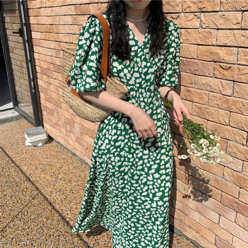 Dresses Retro V-neck Floral Bubble Short-sleeved Dress Female Summer New Style Korean Style Waist Slimming Long Skirt
Dresses Retro V-neck Floral Bubble Short-sleeved Dress Female Summer New Style Korean Style Waist Slimming Long Skirt