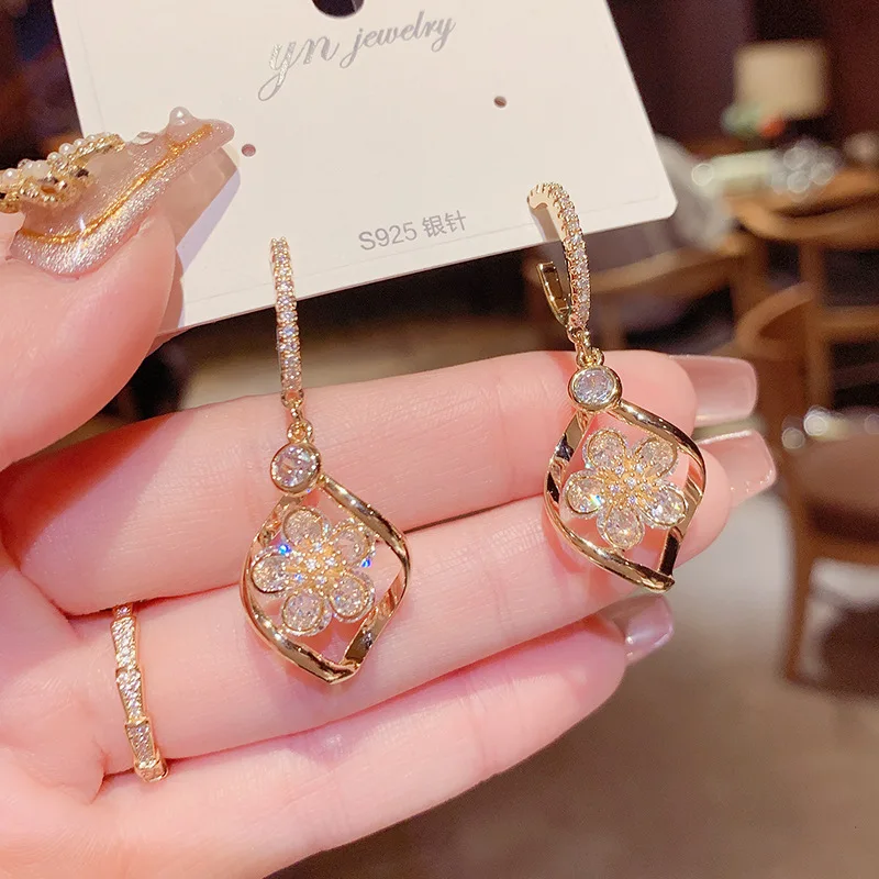 Luxury 14K Real Gold Zircon Three-dimensional Stamen C Type Needle Stud Earrings for Women Cubic Zircon ZC Earrings
Luxury 14K Real Gold Zircon Three-dimensional Stamen C Type Needle Stud Earrings for Women Cubic Zircon ZC Earrings