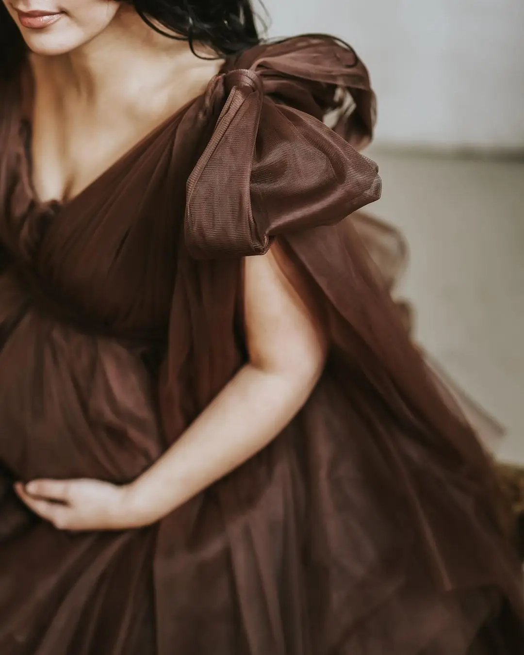 Женское длинное платье из фатина элегантное коричневое с V образным вырезом и