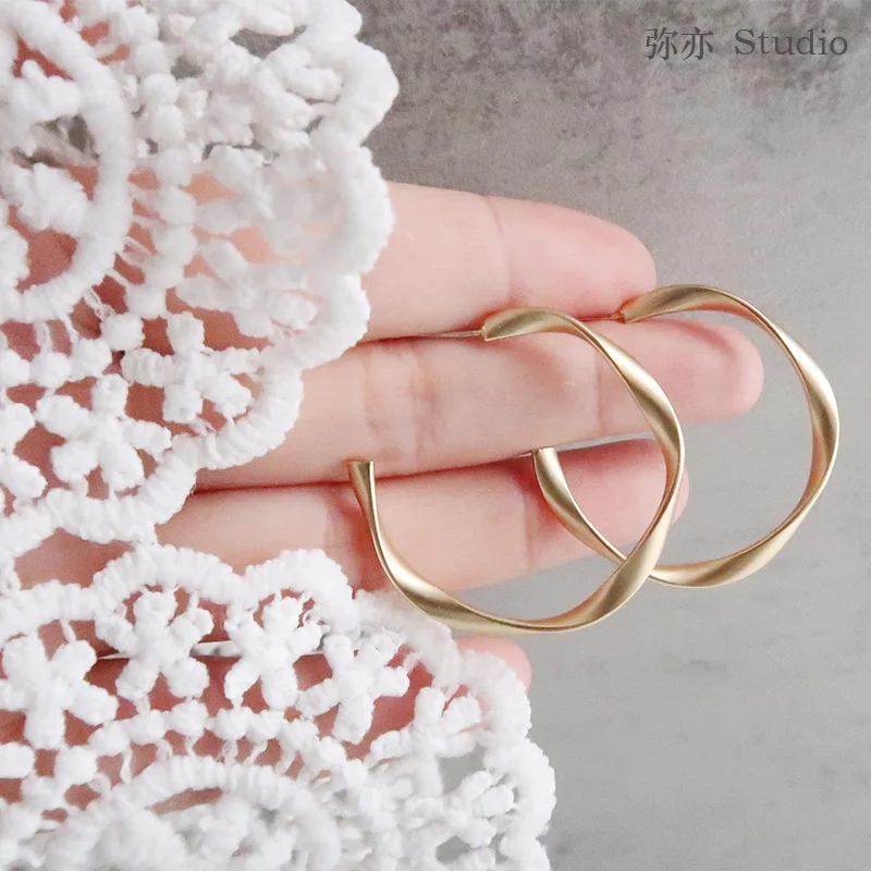 Minimalist Metal Geometry Big Hoop Earrings For Woman 2021 New Fashion Korean Jewelry Luxury Wedding Party Unusual Earring Gift
Minimalist Metal Geometry Big Hoop Earrings For Woman 2021 New Fashion Korean Jewelry Luxury Wedding Party Unusual Earring Gift