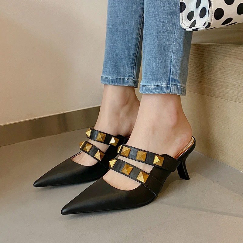 QZYERAI 2020 New Gold Studded Slippers Women Pointy Toe Mules Summer Leather Slides Runway Dress Shoes Woman Designer
QZYERAI 2020 New Gold Studded Slippers Women Pointy Toe Mules Summer Leather Slides Runway Dress Shoes Woman Designer