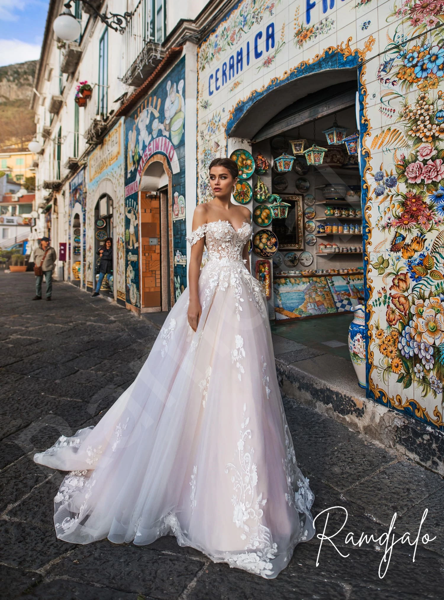 Modest Wedding Dresses 2021 A Line Off The Shoulder Appliques Pink Tulle Chapel Train Piping Bridal Gowns Bride Dresses Novia 
Modest Wedding Dresses 2021 A Line Off The Shoulder Appliques Pink Tulle Chapel Train Piping Bridal Gowns Bride Dresses Novia