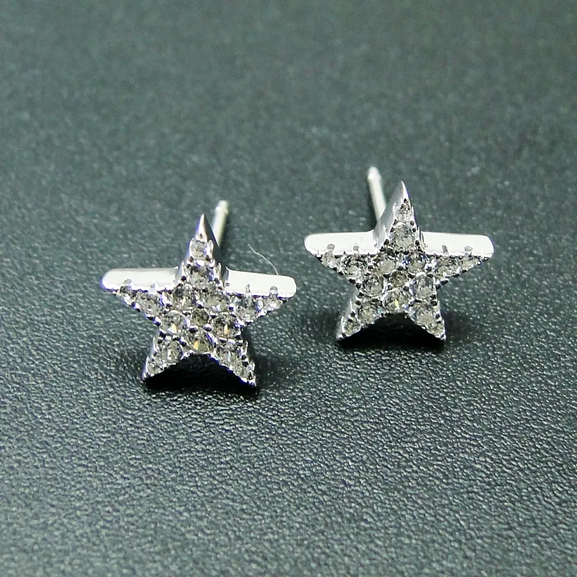 Женские серебряные серьги-гвоздики с фианитами
Женские серебряные серьги-гвоздики с фианитами