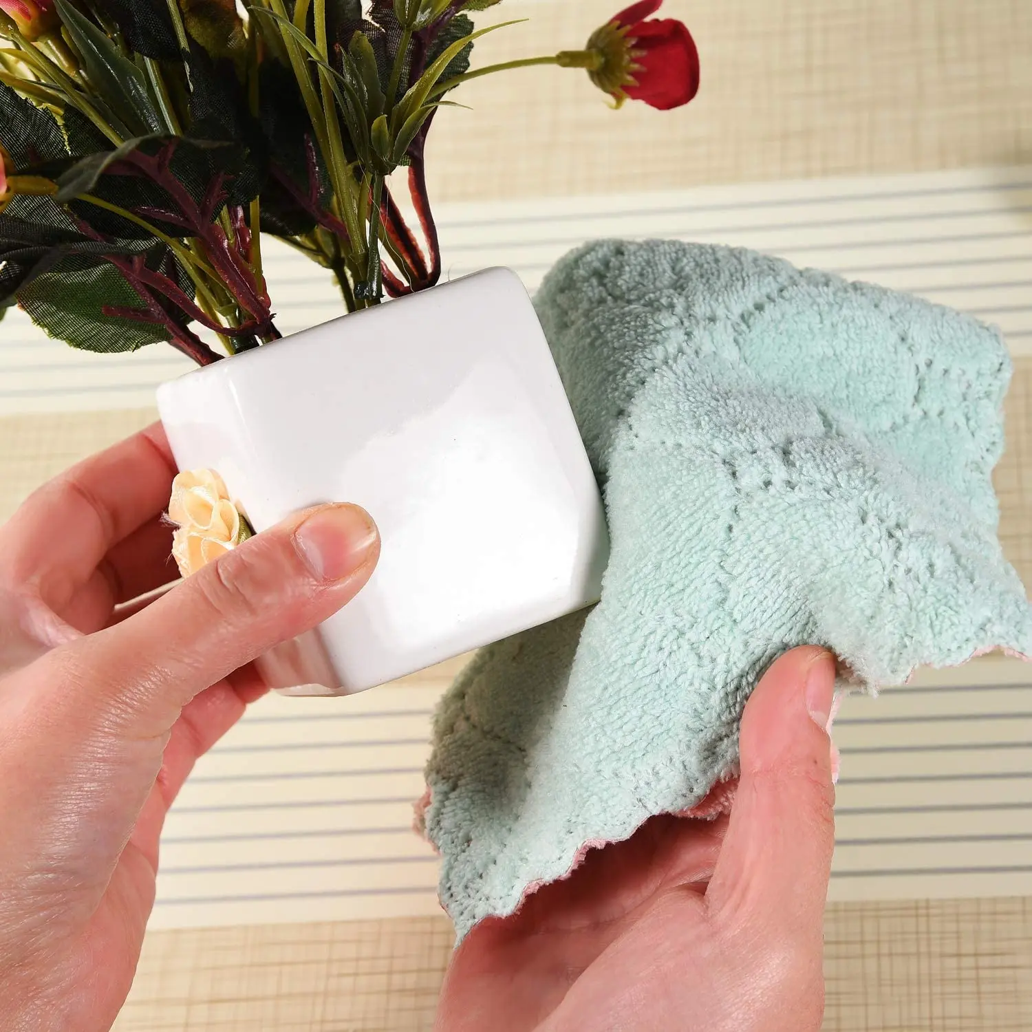 Microfiber Cleaning Cloth, Kitchen Towels, Absorbent Multi-Purpose Dust and Dirty Cleaning Supplies for Kitchen Car Cleaning.
Microfiber Cleaning Cloth, Kitchen Towels, Absorbent Multi-Purpose Dust and Dirty Cleaning Supplies for Kitchen Car Cleaning.