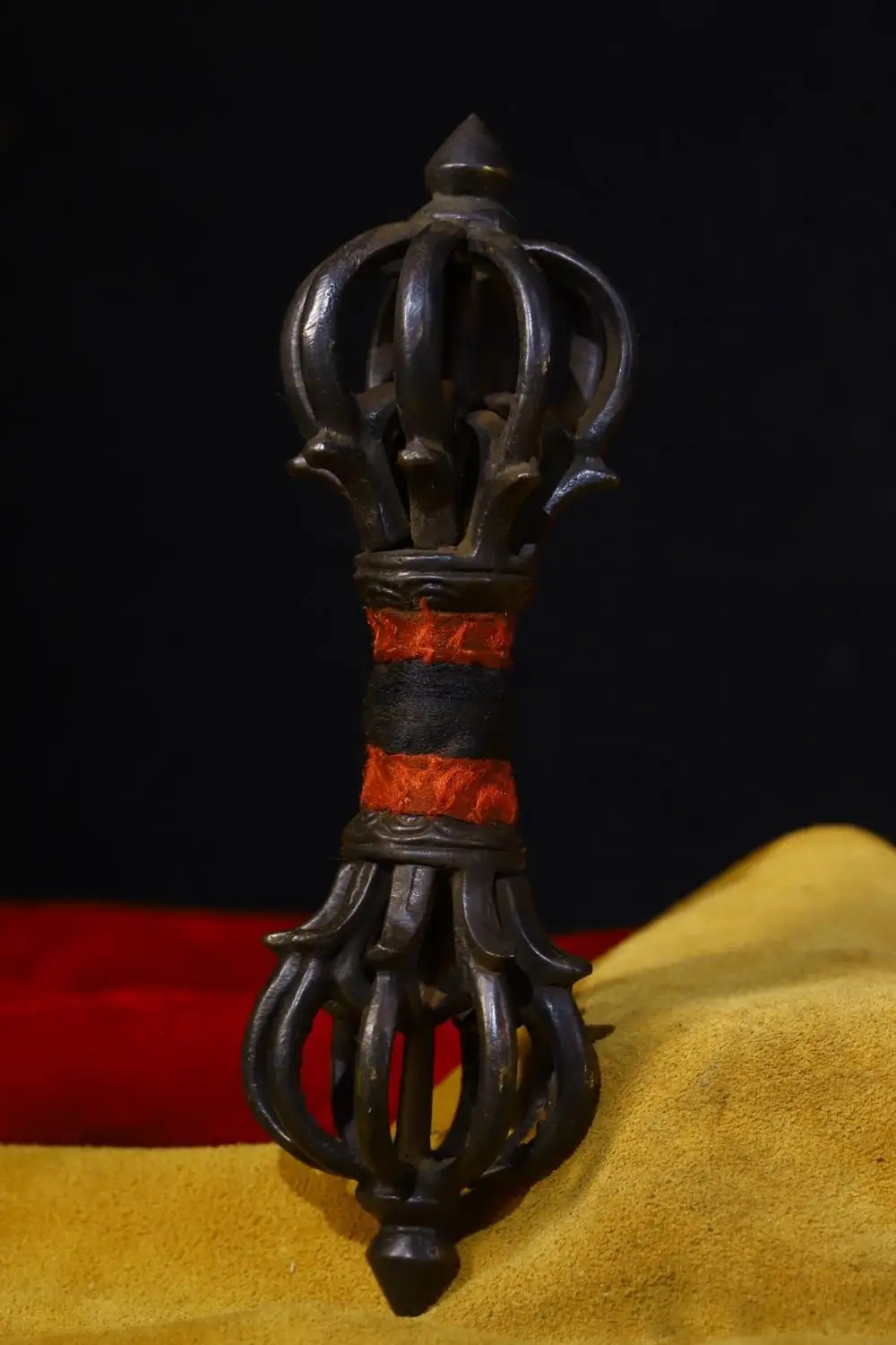 Home Decor 6" Tibet Buddhism Temple Old Bronze Dharma Dorje Vajra Phurba Dagger Holder Ward off evil spirits
Home Decor 6" Tibet Buddhism Temple Old Bronze Dharma Dorje Vajra Phurba Dagger Holder Ward off evil spirits