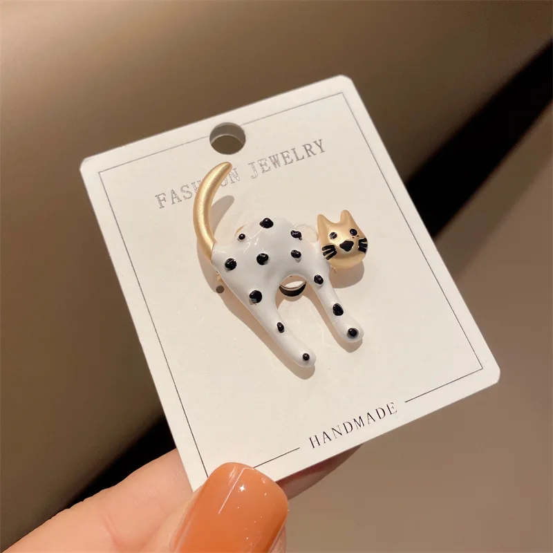 Cute Enamel Black White Cat Brooch Korean Fashion Lapel Pins and Brooches for Women and Men Scarf Buckle Badge Jewelry
Cute Enamel Black White Cat Brooch Korean Fashion Lapel Pins and Brooches for Women and Men Scarf Buckle Badge Jewelry