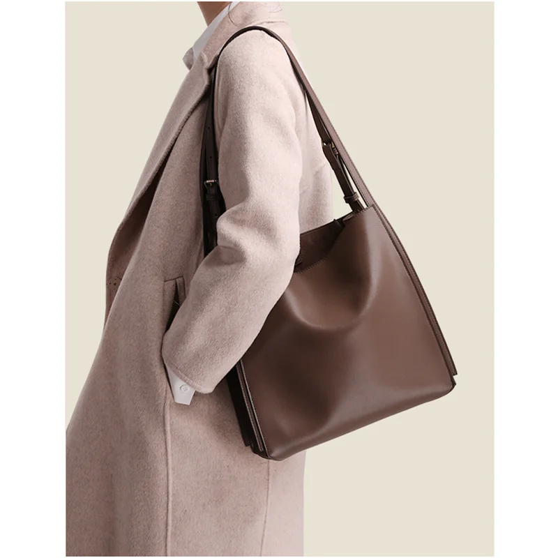 2021 new bucket bag leather commuting bag large capacity women's bag tote bag women's Crossbody leather one shoulder
2021 new bucket bag leather commuting bag large capacity women's bag tote bag women's Crossbody leather one shoulder