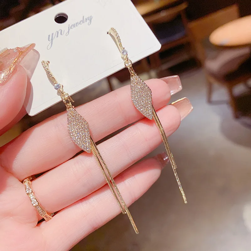 2021 New Arrive Luxury 14K Real Gold Rhombus Zircon Leaf Tassel Stud Earrings for Women Cubic Zircon ZC Earrings
2021 New Arrive Luxury 14K Real Gold Rhombus Zircon Leaf Tassel Stud Earrings for Women Cubic Zircon ZC Earrings
