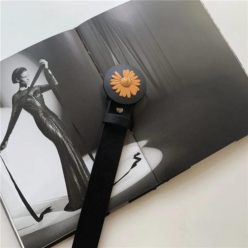 Fashionable Vintage Casual New Daisy Round Buckle Belt Designer's Pu Leather Jeans Accessory Belts for Women Punk
Fashionable Vintage Casual New Daisy Round Buckle Belt Designer's Pu Leather Jeans Accessory Belts for Women Punk