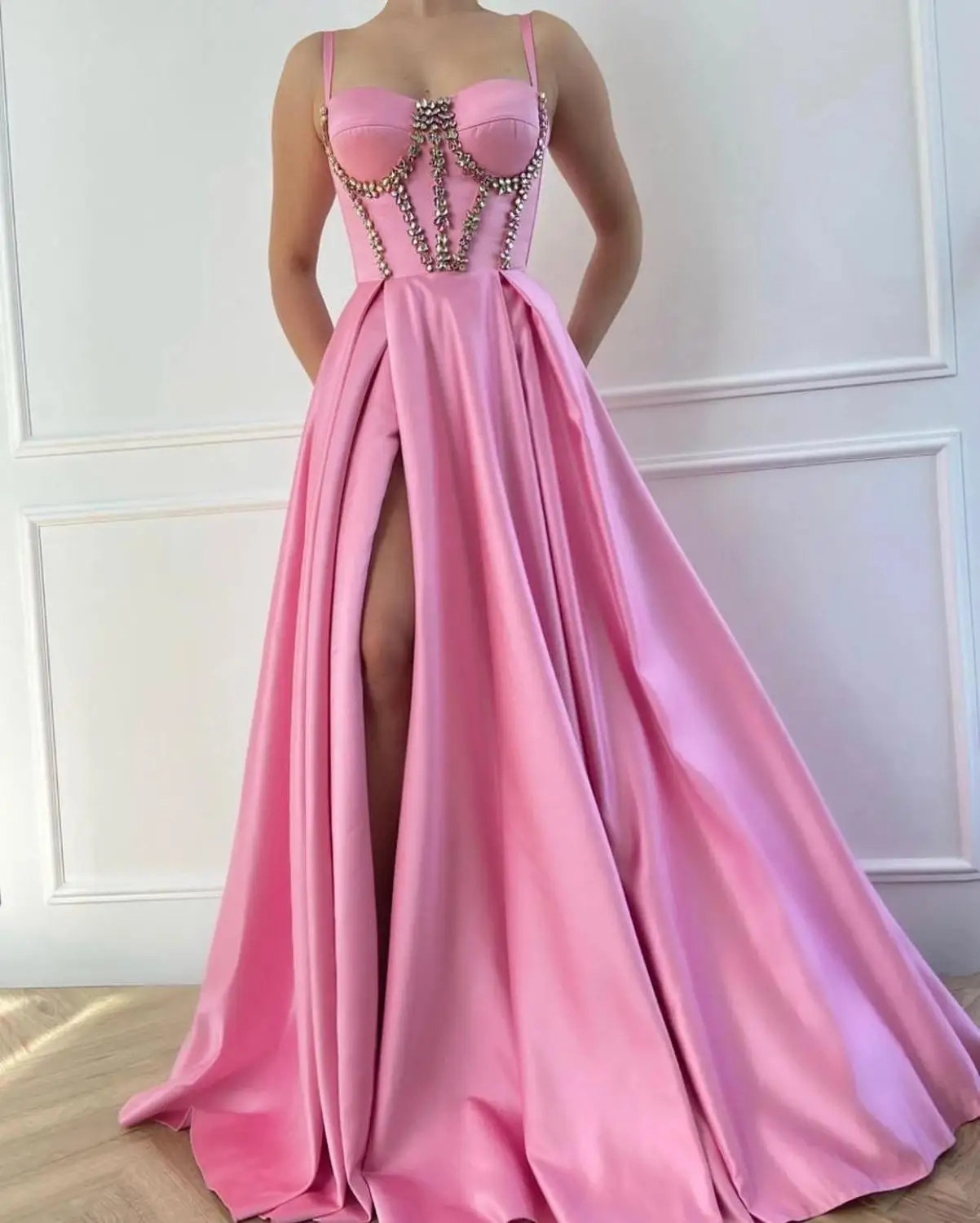 Long Satin Crystals Prom Dresses 2021 Sweetheart Spaghetti Straps Formal Evening Party Dress Robe De Soiree
Long Satin Crystals Prom Dresses 2021 Sweetheart Spaghetti Straps Formal Evening Party Dress Robe De Soiree