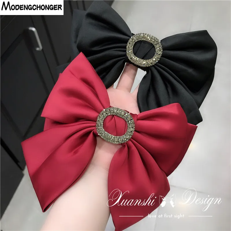 2021 New Fashion Simple Girl Hairpin Fabric Buttons Rhinestone Satin Bow Elegant Hair Clip for Women Headwear Hair Accessories 
2021 New Fashion Simple Girl Hairpin Fabric Buttons Rhinestone Satin Bow Elegant Hair Clip for Women Headwear Hair Accessories