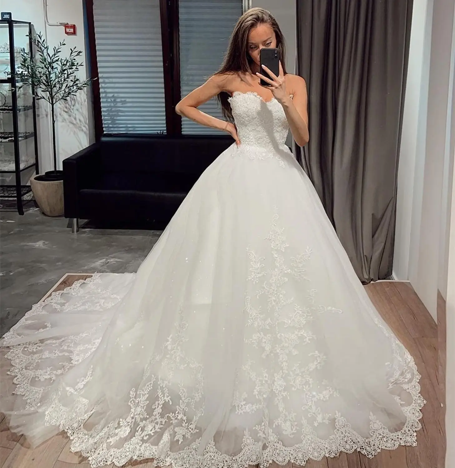 2021 Chic Wedding Dress Sweetheart Ball Gown Princess Sleevelss With Long Sweep Train Gorgeous Lace-Up Bridal Gowns Custom Made
2021 Chic Wedding Dress Sweetheart Ball Gown Princess Sleevelss With Long Sweep Train Gorgeous Lace-Up Bridal Gowns Custom Made