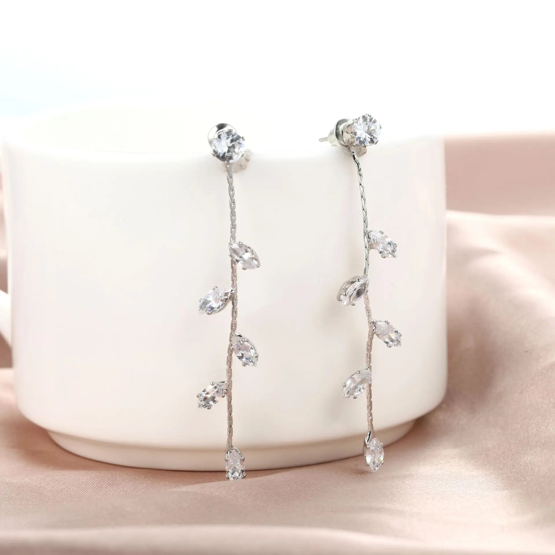 925 Sterling Silver Tassel Crystal Leaf Dangle Earrings For Women Party Jewelry Pendientes Mujer Moda eh1171
925 Sterling Silver Tassel Crystal Leaf Dangle Earrings For Women Party Jewelry Pendientes Mujer Moda eh1171