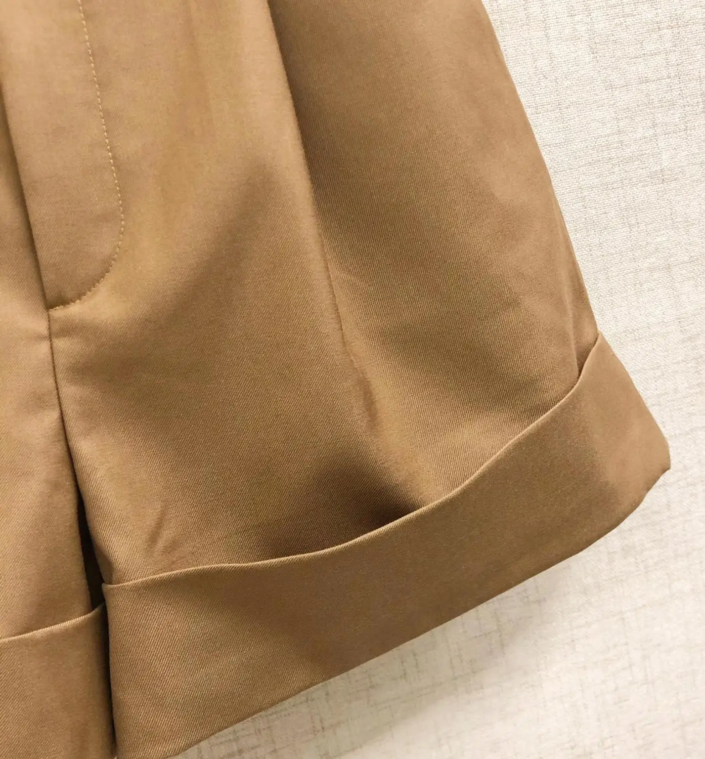 2020 Autumn New Retro Lapel Hollow Embroidered Silk Shirt + High Waist Belt Shorts Set
2020 Autumn New Retro Lapel Hollow Embroidered Silk Shirt + High Waist Belt Shorts Set