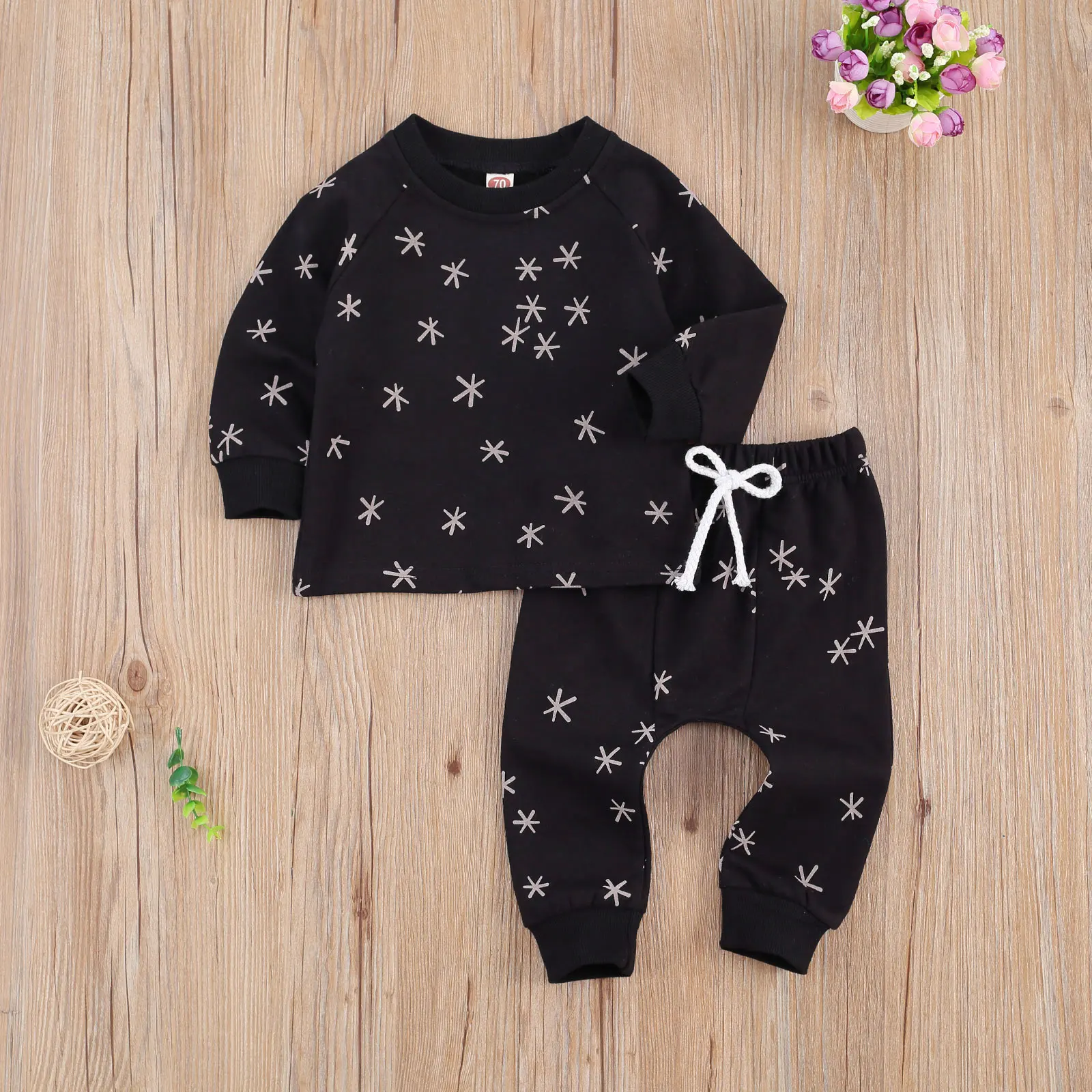 Комплект одежды Emmababy для новорожденных, из 2 предметов, хлопковый пуловер с круглым вырезом и штанишки с эластичной резинкой на талии
Комплект одежды Emmababy для новорожденных, из 2 предметов, хлопковый пуловер с круглым вырезом и штанишки с эластичной резинкой на талии