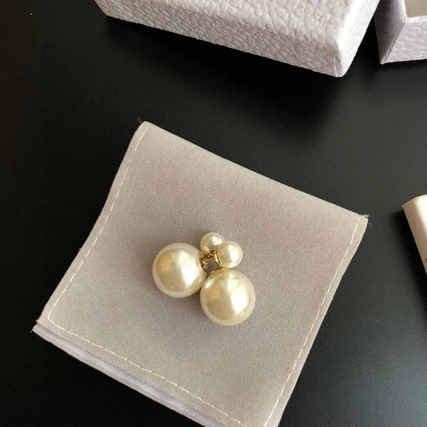 2021 Classic Pearl Earrings for Women Luxury Glamour Party Ear studs Fashion Jewelry Romantic Birthday Gift Holiday Gift
2021 Classic Pearl Earrings for Women Luxury Glamour Party Ear studs Fashion Jewelry Romantic Birthday Gift Holiday Gift