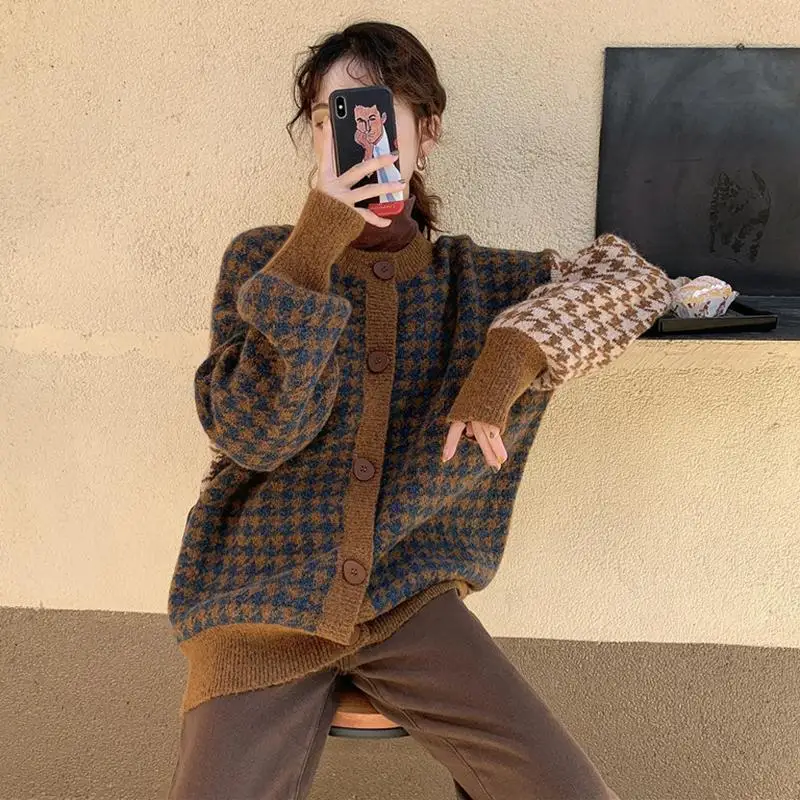 Autumn And Winter 2022 New Korean Version Of Wild Loose Houndstooth Cardigan Jacket Female Retro Color Matching Knitted Sweater
Autumn And Winter 2022 New Korean Version Of Wild Loose Houndstooth Cardigan Jacket Female Retro Color Matching Knitted Sweater