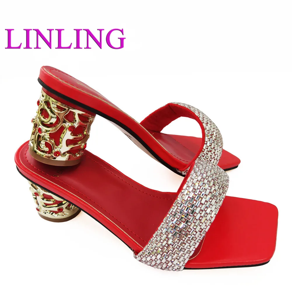 New Fashion Designer Shoes Women Luxury 2021 Nigerian Women Wedding Slipper Luxury Sandals Women African Party Pumps Low Heels.
New Fashion Designer Shoes Women Luxury 2021 Nigerian Women Wedding Slipper Luxury Sandals Women African Party Pumps Low Heels.
