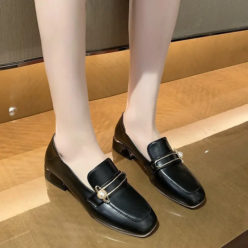 Женские кожаные лоферы без застежки, дизайнерские туфли на плоской подошве, весна 2021
Женские кожаные лоферы без застежки, дизайнерские туфли на плоской подошве, весна 2021