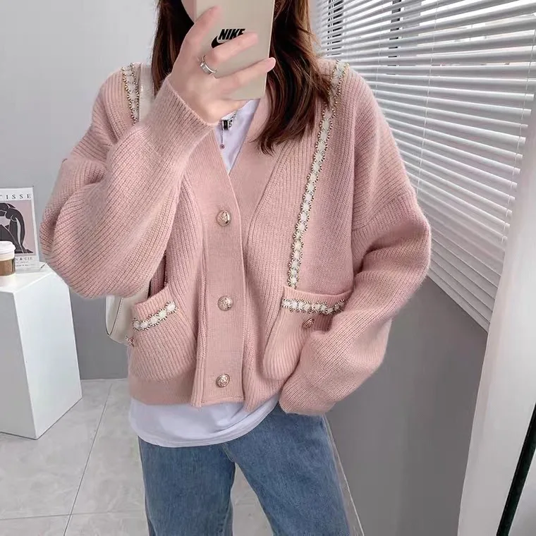 Трикотажный кардиган с V-образным вырезом и длинным рукавом
Трикотажный кардиган с V-образным вырезом и длинным рукавом