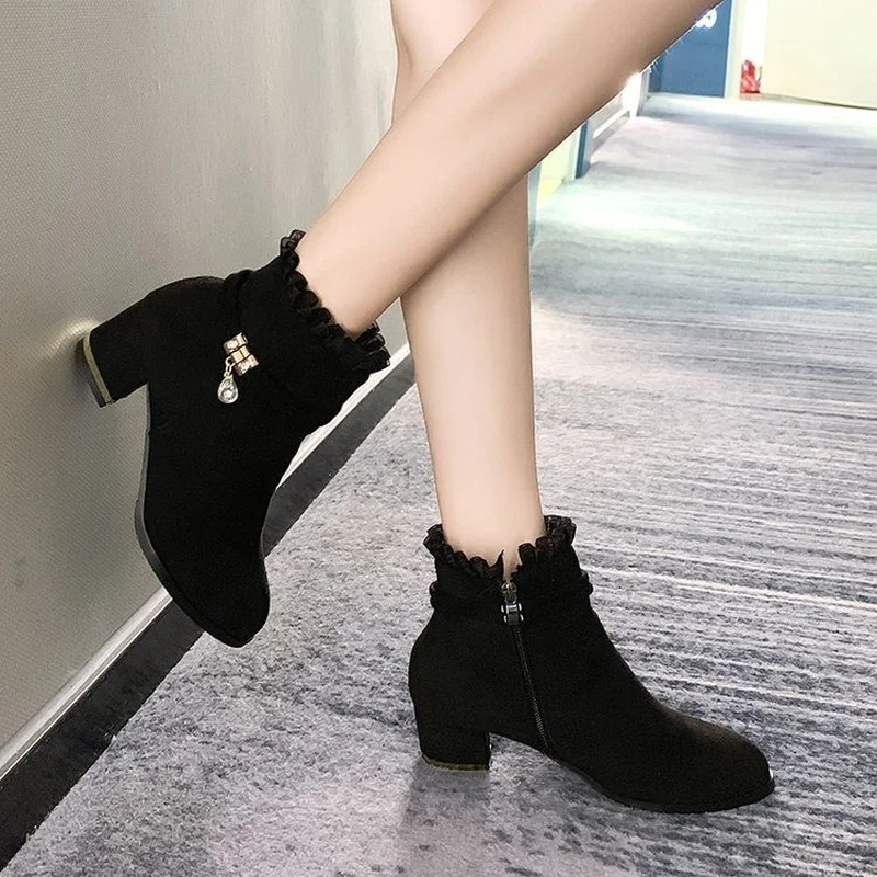 Женские замшевые ботинки на толстом каблуке, с круглым носком
Женские замшевые ботинки на толстом каблуке, с круглым носком