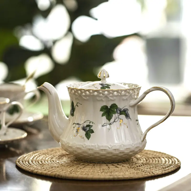 European Underglaze Color Craft Gilt Hollow Ceramic Kettle Cup and Saucer Set Afternoon Tea Coffee Cup Cup
European Underglaze Color Craft Gilt Hollow Ceramic Kettle Cup and Saucer Set Afternoon Tea Coffee Cup Cup