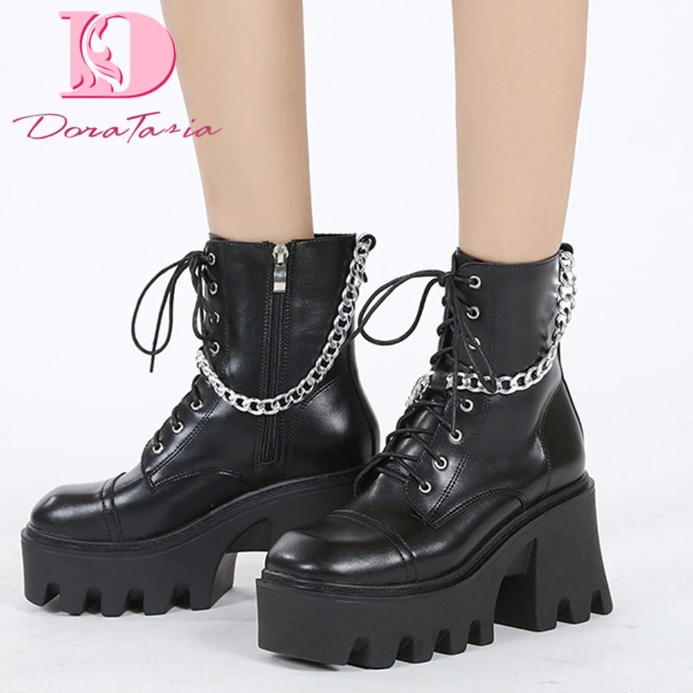 DoraTasia Street Fashion Women Ankle Boots 2021 Autumn New Chain Ladies Shoes Thick High Heels Black Pu Leather Platform Booties
DoraTasia Street Fashion Women Ankle Boots 2021 Autumn New Chain Ladies Shoes Thick High Heels Black Pu Leather Platform Booties