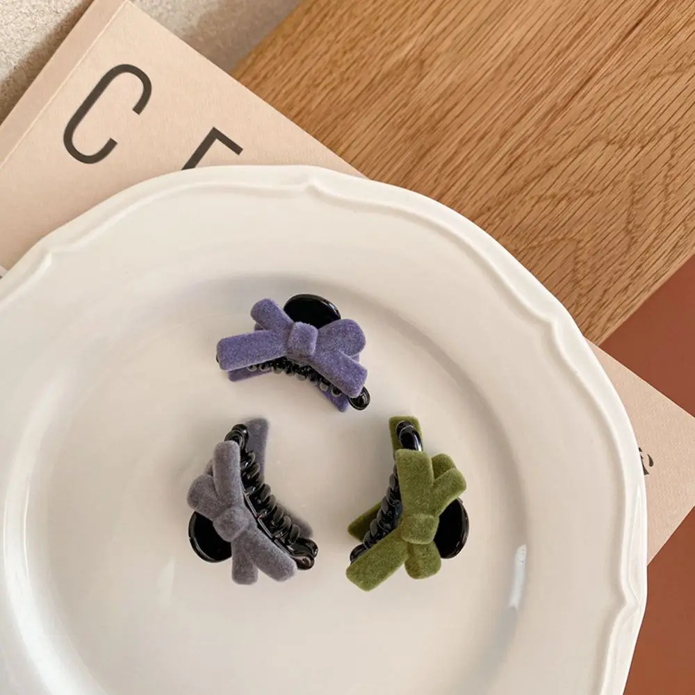 1PC Solid Flock Bows Hair Clips Handmade Girls Small Hair Claw Hairpins School Girls Hair Accessories Party Head Wear
1PC Solid Flock Bows Hair Clips Handmade Girls Small Hair Claw Hairpins School Girls Hair Accessories Party Head Wear