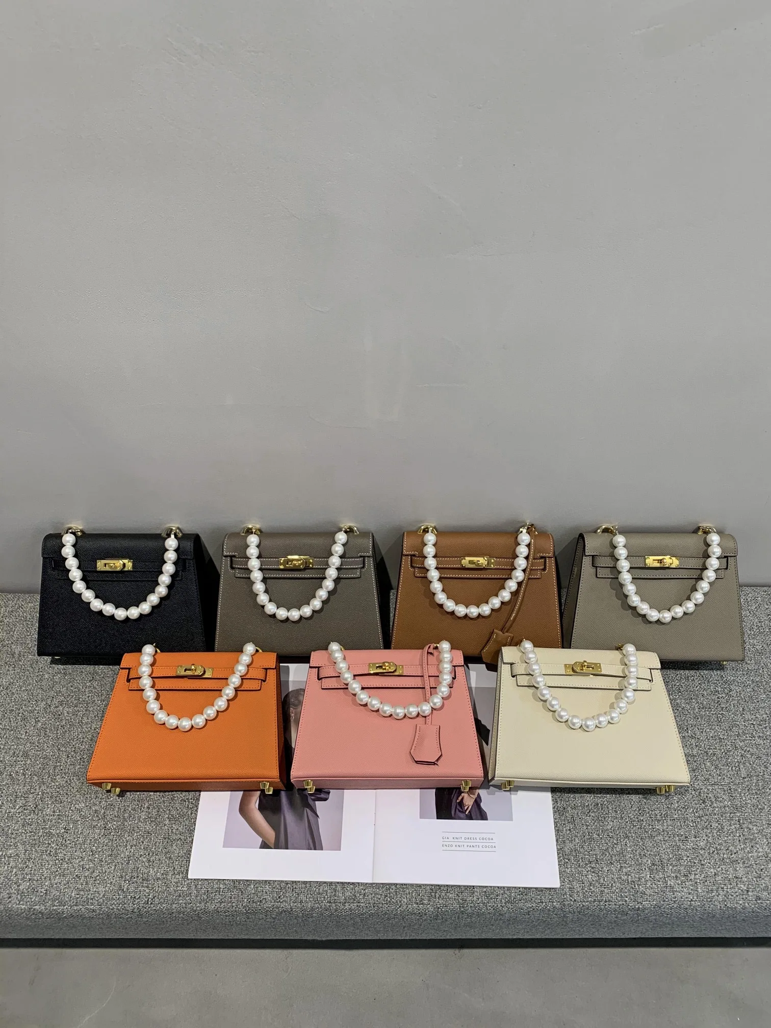 Best Selling 2021 Autumn And Winter New Palmprint Cowhide Handbag Fashion Wild Trend Handbag Shoulder Slung Small Square Bag.
Best Selling 2021 Autumn And Winter New Palmprint Cowhide Handbag Fashion Wild Trend Handbag Shoulder Slung Small Square Bag.