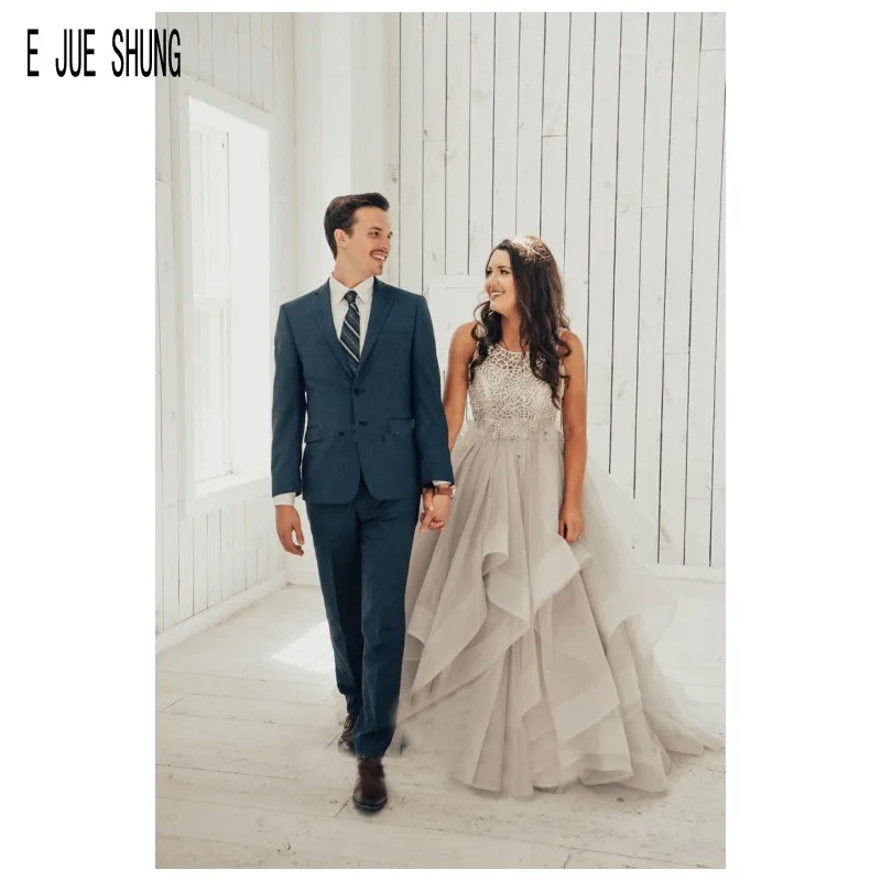 E JUE SHUNG Modest Grey Wedding Dresses Scoop Neck Backless Tiered Ruffles Tulle Bride Dresses Bridal Gowns vestidos de novia
E JUE SHUNG Modest Grey Wedding Dresses Scoop Neck Backless Tiered Ruffles Tulle Bride Dresses Bridal Gowns vestidos de novia