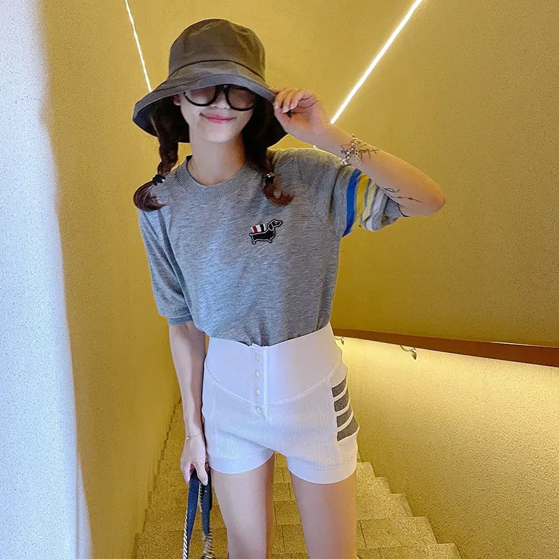 2021 Summer Women T-Shirt Wool Dog Embroidery O-Neck Knitting Short Sleeve TB Striped Slim Top Sweater Korean Design
2021 Summer Women T-Shirt Wool Dog Embroidery O-Neck Knitting Short Sleeve TB Striped Slim Top Sweater Korean Design