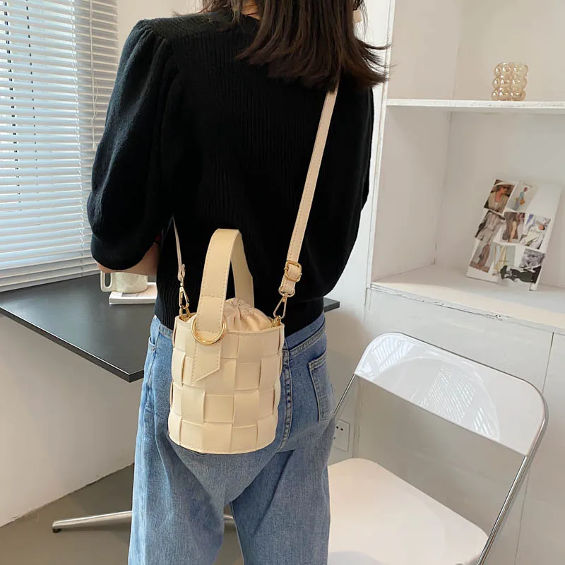 Fashion Women Pu Leather Handbags Bucket Bags High Quality Ladies Crossbody Bags for Women Designer Female Weave Messenger Bag
Fashion Women Pu Leather Handbags Bucket Bags High Quality Ladies Crossbody Bags for Women Designer Female Weave Messenger Bag