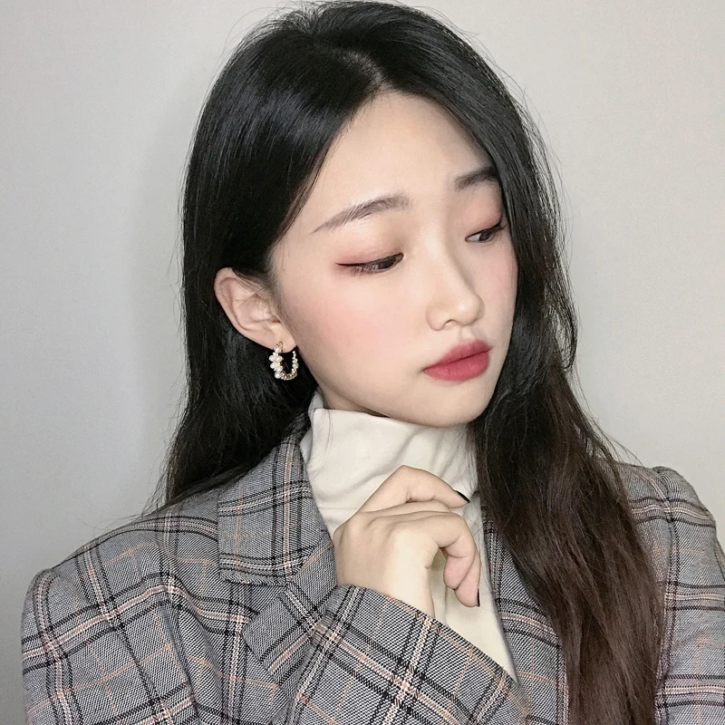 Fashion crystal pearl earrings 2020 minimalist style C shape Metal Geometry Stud Earrings for women jewelry Party Accessories
Fashion crystal pearl earrings 2020 minimalist style C shape Metal Geometry Stud Earrings for women jewelry Party Accessories