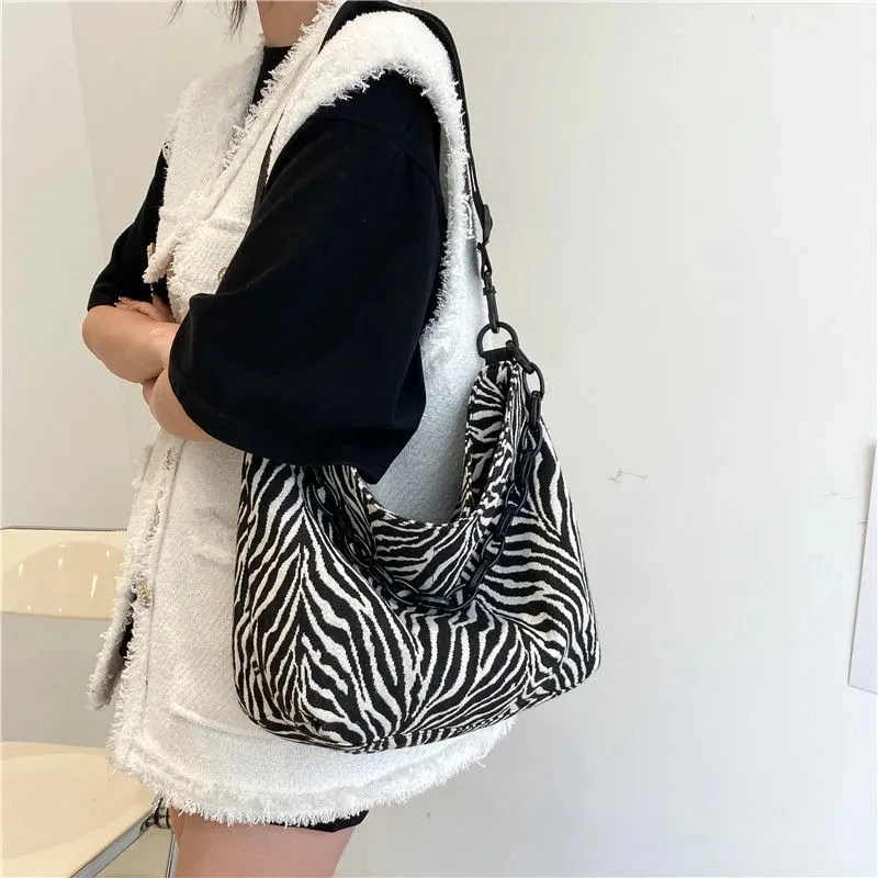 Hot selling canvas bag with zipper, Korean fashion lovely women's shoulder bag, large capacity canvas bag, canvas handbag
Hot selling canvas bag with zipper, Korean fashion lovely women's shoulder bag, large capacity canvas bag, canvas handbag
