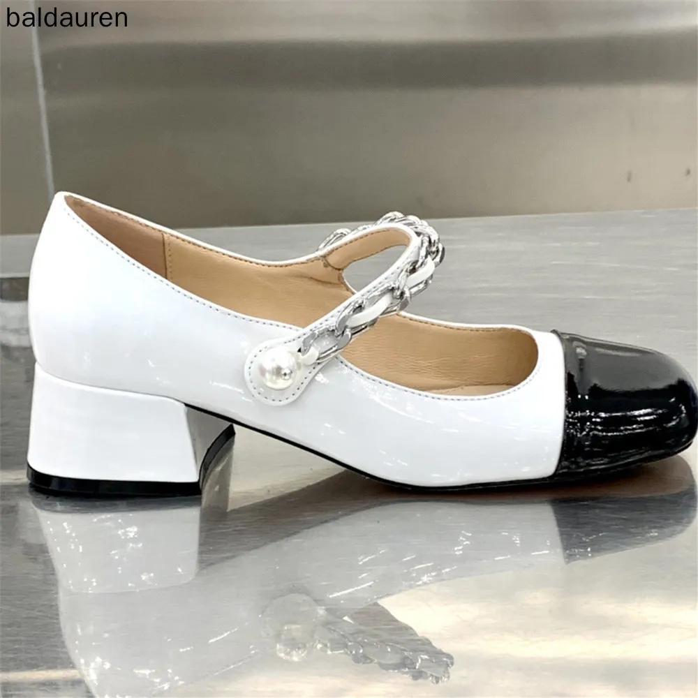 Туфли-Лоферы женские из лакированной кожи на плоской подошве с цепочкой 
Туфли-Лоферы женские из лакированной кожи на плоской подошве с цепочкой