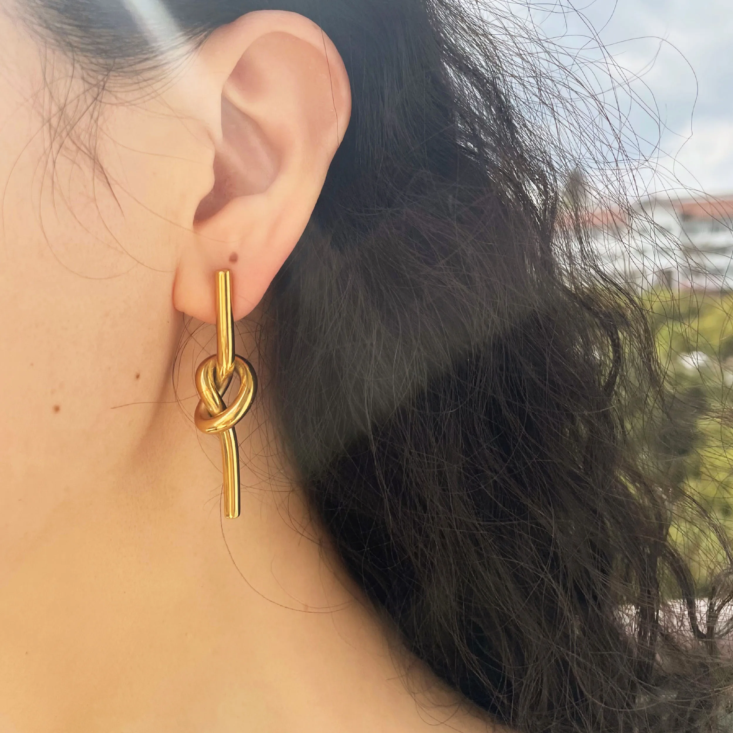 Punk Hip Hop Luxury Brand Design France Style Personality Bar Knotted Gold Stud Earrings For Women Charms Ear Jewelry Gift
Punk Hip Hop Luxury Brand Design France Style Personality Bar Knotted Gold Stud Earrings For Women Charms Ear Jewelry Gift